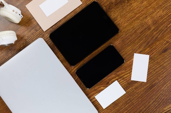 Quel sera le devenir des enveloppes : le plastique contre le papier ?